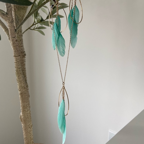 Teal feather and gold chain necklace and earrings set - Picture 2 of 4